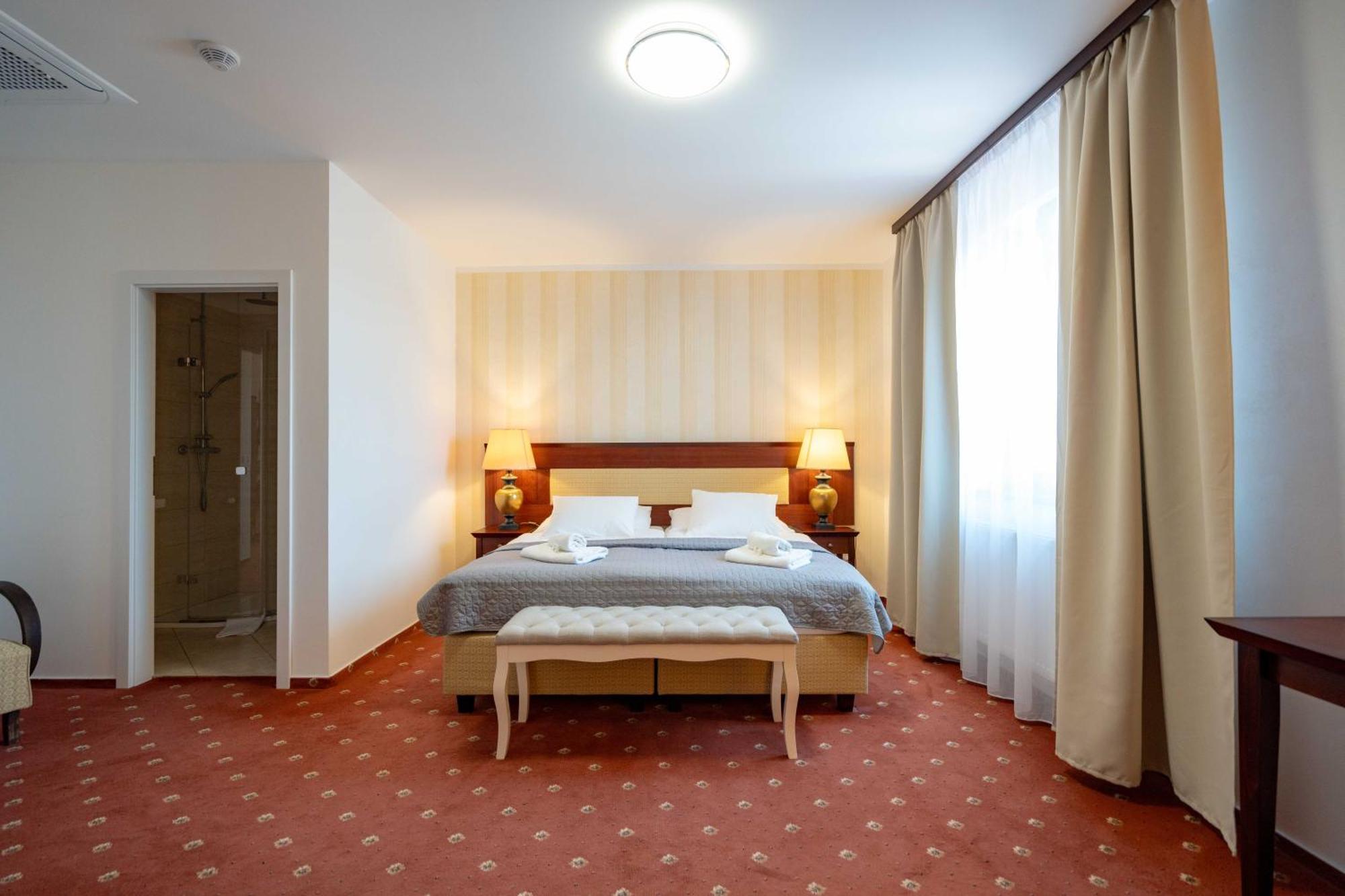 Hotel Volf Prestice Luaran gambar