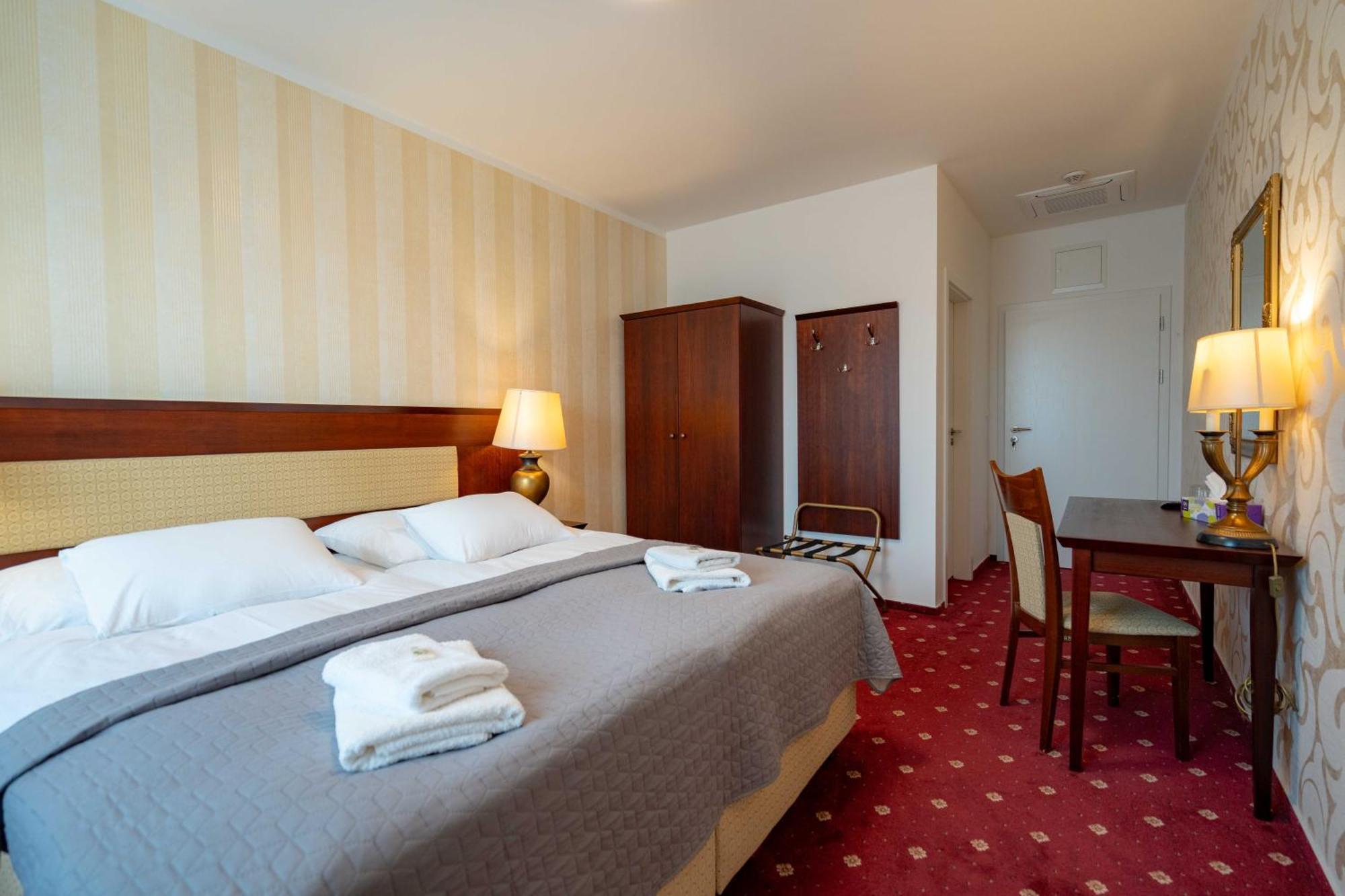 Hotel Volf Prestice Luaran gambar