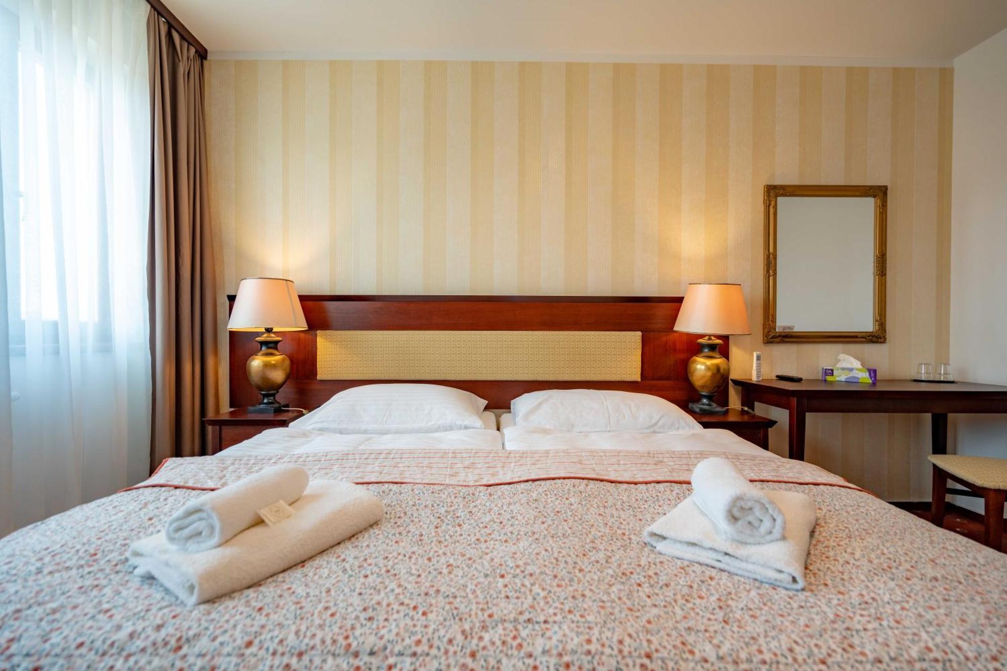 Hotel Volf Prestice Luaran gambar