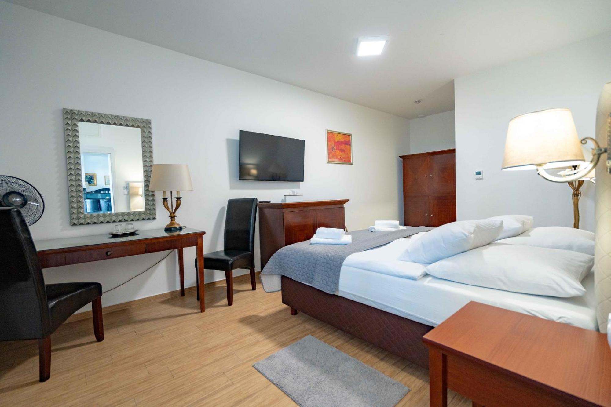 Hotel Volf Prestice Luaran gambar